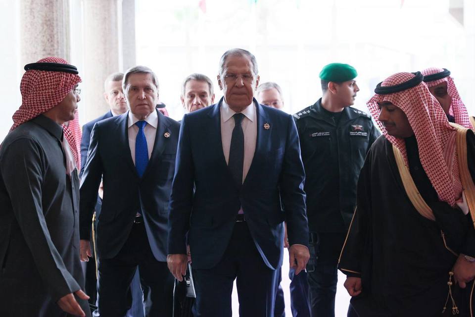 Ph&aacute;i đo&agrave;n Nga, dẫn đầu bởi Ngoại trưởng Sergey Lavrov, đến dự cuộc họp cấp cao về vấn đề Ukraine ở Ả-rập Saudi. Ảnh: Bộ Ngoại giao Nga