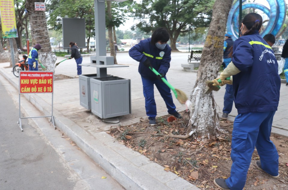 C&aacute;c lực lượng Quận Hai B&agrave; Trưng phối hợp c&ocirc;ng nh&acirc;n C&ocirc;ng ty m&ocirc;i trường đ&ocirc; thị H&agrave; Nội tiến h&agrave;nh tổng vệ sinh khu vực vườn hoa, đường dạo quanh hồ Thiền Quang