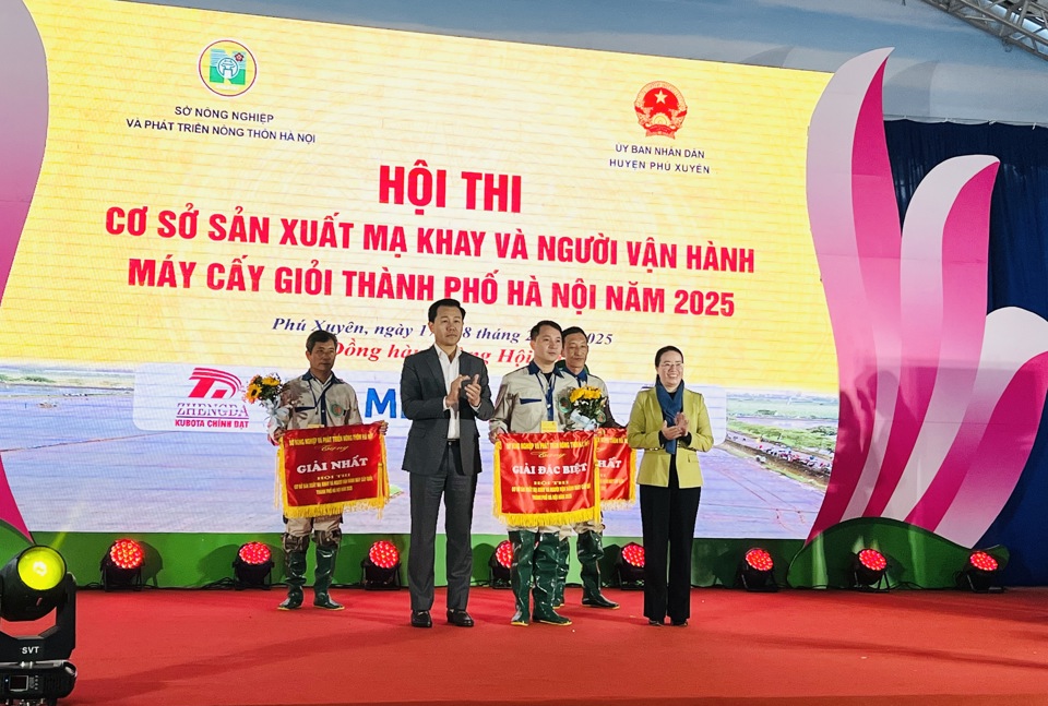 Gi&aacute;m đốc Sở NN&amp;PTNT H&agrave; Nội Nguyễn Xu&acirc;n Đại v&agrave; Chủ tịch Hội N&ocirc;ng d&acirc;n TP H&agrave; Nội Phạm Hải Hoa trao giải Đặc biệt cho đội thi&nbsp;HTX&nbsp;Dịch vụ n&ocirc;ng nghiệp Tổng hợp Ph&uacute; Hưng (huyện Ph&uacute; Xuy&ecirc;n)&nbsp;Ảnh: &Aacute;nh Ngọc