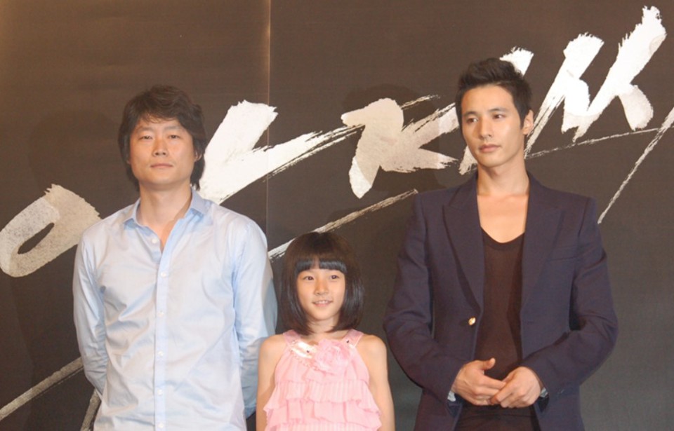 Kim Sae Ron (giữa) v&agrave; Won Bin (ngo&agrave;i c&ugrave;ng b&ecirc;n phải) trong một buổi họp b&aacute;o giới thiệu phim v&agrave;o năm 2010. Ảnh: Kinocine