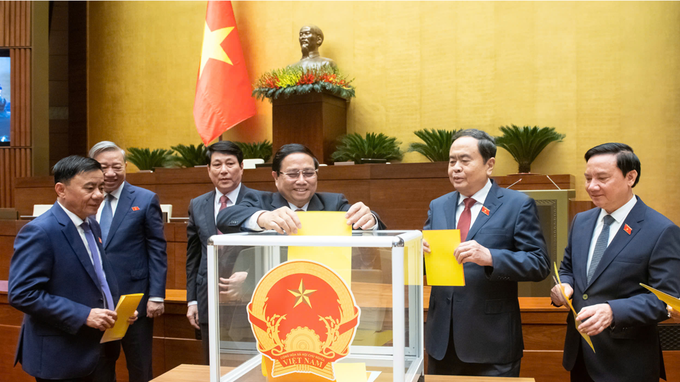 Thủ tướng Ch&iacute;nh phủ Phạm Minh Ch&iacute;nh, Chủ tịch Quốc hội Trần Thanh Mẫn&nbsp;v&agrave; c&aacute;c đại biểu Quốc hội bỏ phiếu bầu Ph&oacute; Chủ tịch Quốc hội v&agrave; Ủy vi&ecirc;n Ủy ban Thường vụ Quốc hội; ph&ecirc; chuẩn đề nghị của Thủ tướng Ch&iacute;nh phủ về việc bổ nhiệm c&aacute;c Ph&oacute; Thủ tướng Ch&iacute;nh phủ, Bộ trưởng v&agrave; th&agrave;nh vi&ecirc;n kh&aacute;c của Ch&iacute;nh phủ nhiệm kỳ 2021-2026. Ảnh: Quochoi.vn