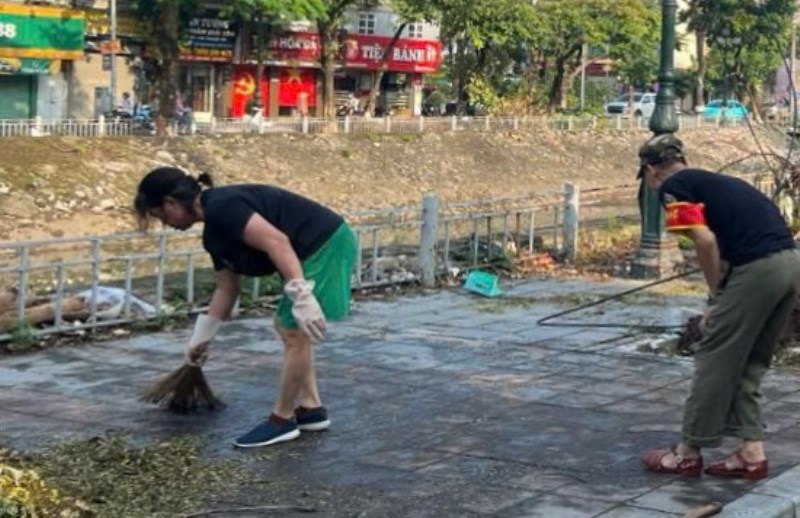 Đoạn h&egrave; đường dọc s&ocirc;ng Kim Ngưu qua phường Vĩnh Tuy (Quận Hai B&agrave; Trưng) được nhiều người d&acirc;n nơi đ&acirc;y thường xuy&ecirc;n chung tay tổng vệ sinh, l&agrave;m sạch đẹp cảnh quan