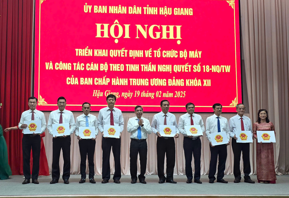 &Ocirc;ng Đồng Văn Thanh - B&iacute; thư Tỉnh ủy, Chủ tịch HĐND tỉnh Hậu Giang trao quyết định cho l&atilde;nh đạo c&aacute;c&nbsp;sở&nbsp;sau sắp xếp. Ảnh:&nbsp;CK.