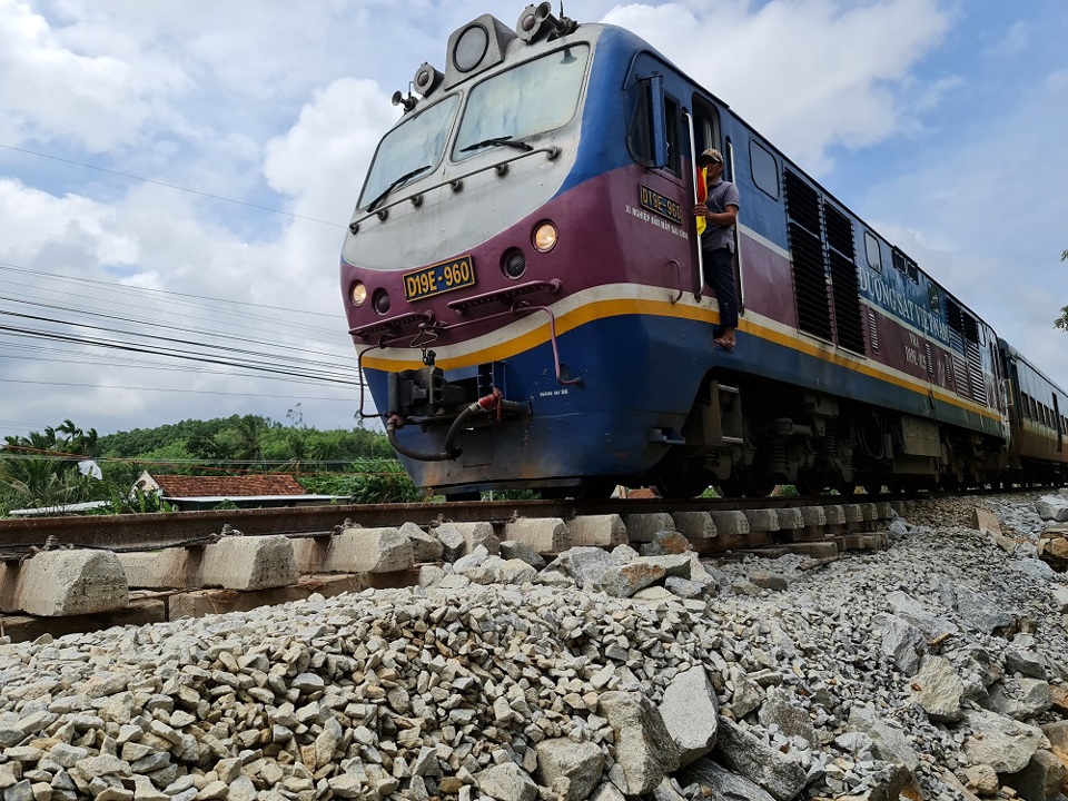 Tuyến đường sắt đi qua Quảng Ng&atilde;i c&oacute; chiều d&agrave;i hơn 100km đi qua 31 x&atilde; thuộc 7 huyện, thị x&atilde;, th&agrave;nh phố