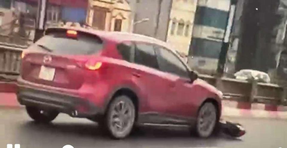 H&igrave;nh ảnh xe Mazda k&eacute;o l&ecirc; xe m&aacute;y, ph&oacute;ng tốc độ cao tr&ecirc;n cầu Vĩnh Tuy