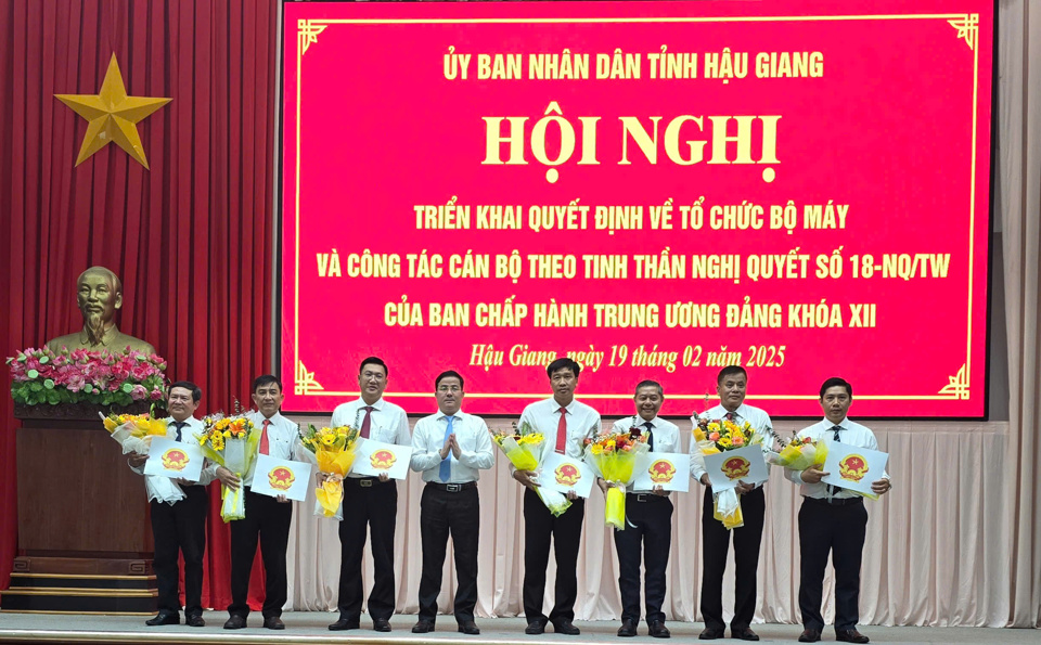 &Ocirc;ng Trần Văn Huyến -&nbsp;Chủ tịch UBND tỉnh Hậu Giang&nbsp;trao quyết định cho ban l&atilde;nh đạo Sở X&acirc;y dựng.