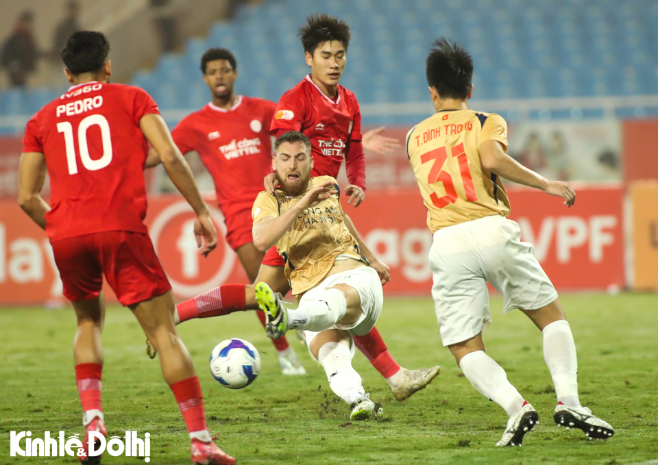 T&iacute;nh chất của trận đấu &ldquo;derby&rdquo; khiến cả hai b&ecirc;n đều chơi m&aacute;u lửa, c&aacute;c t&igrave;nh huống tranh chấp cũng trở n&ecirc;n quyết liệt.