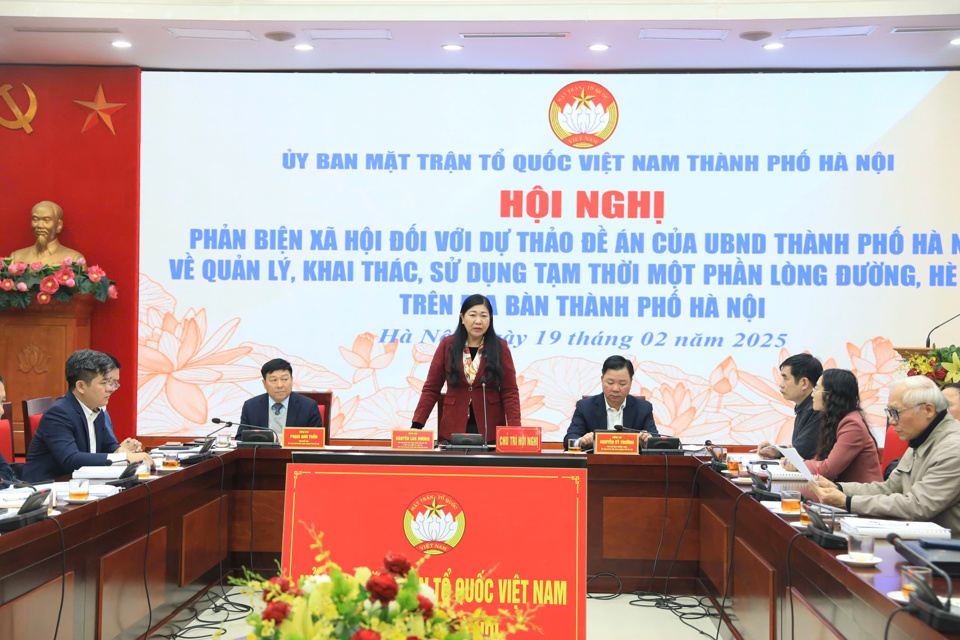 Chủ tịch Ủy ban Mặt trận Tổ quốc Việt Nam TP H&agrave; Nội Nguyễn Lan Hương chủ tr&igrave; Hội nghị