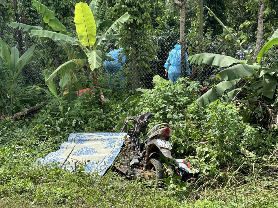 Hiện trường vụ tai nạn đặc biệt nghi&ecirc;m trọng khiến 3 người trong một gia đ&igrave;nh tử vong thương t&acirc;m.