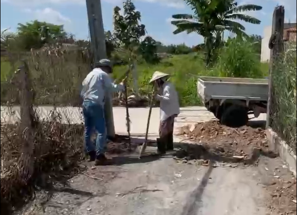 Mẹ con &ocirc;ng Hiếu nhiều lần đ&agrave;o bới đường giao th&ocirc;ng c&ocirc;ng cộng trước khi c&oacute; h&agrave;nh động r&agrave;o chắn.