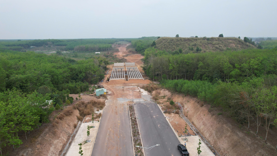 Cầu qua suối Rạc nối liền B&igrave;nh Dương - B&igrave;nh Phước thuộc đường Tam Lập - Đồng Ph&uacute; (thuộc tuyến đường tạo lực Bắc T&acirc;n Uy&ecirc;n &ndash; Ph&uacute; Gi&aacute;o &ndash; B&agrave;u B&agrave;ng, hiện tạm ngưng triển khai v&igrave; ph&iacute;a B&igrave;nh Phước chưa b&agrave;n giao mặt bằng. Ảnh: L&acirc;m Thiện.