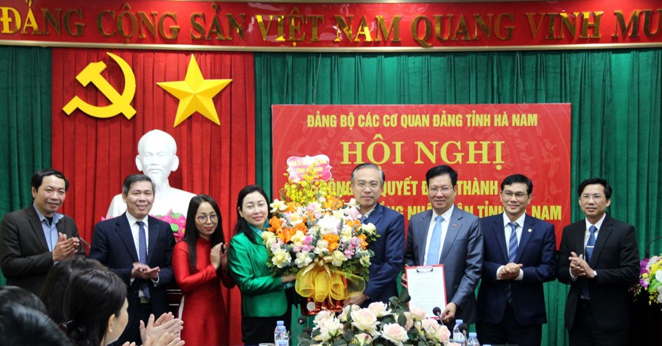 Đồng ch&iacute; Đinh Thị Lụa, Ph&oacute; B&iacute; thư Thường trực Tỉnh ủy, B&iacute; thư Đảng ủy c&aacute;c cơ quan Đảng tỉnh trao quyết định v&agrave; tặng hoa ch&uacute;c mừng Ban Chấp h&agrave;nh Đảng bộ HĐND tỉnh. Ảnh: Nguy&ecirc;n Khanh