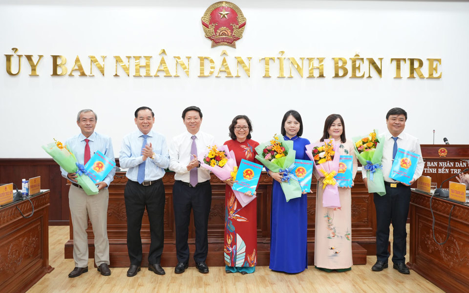 Ông Trần Thanh Lâm - Phó Bí thư thường trực  Tỉnh ủy Bến Tre trao quyết định cho Ban Giám đốc Sở Nội vụ.