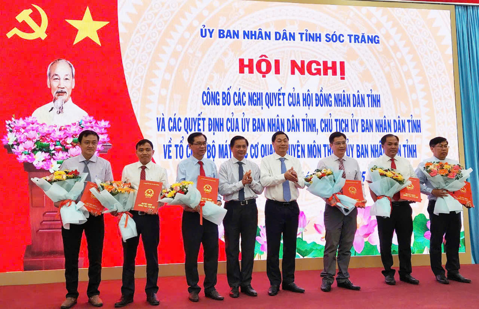 &Ocirc;ng Trần Văn L&acirc;u - Chủ tịch UBND tỉnh v&agrave; &ocirc;ng L&acirc;m Ho&agrave;ng Nghiệp - Ph&oacute; Chủ tịch thường trực UBND tỉnh S&oacute;c Trăng trao quyết định bổ nhiệm Gi&aacute;m đốc, Ph&oacute; Gi&aacute;m đốc Sở T&agrave;i ch&iacute;nh.&nbsp;