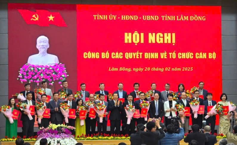 Bổ nhiệm 24 ph&oacute; gi&aacute;m đốc sở thuộc c&aacute;c sở tr&ecirc;n.