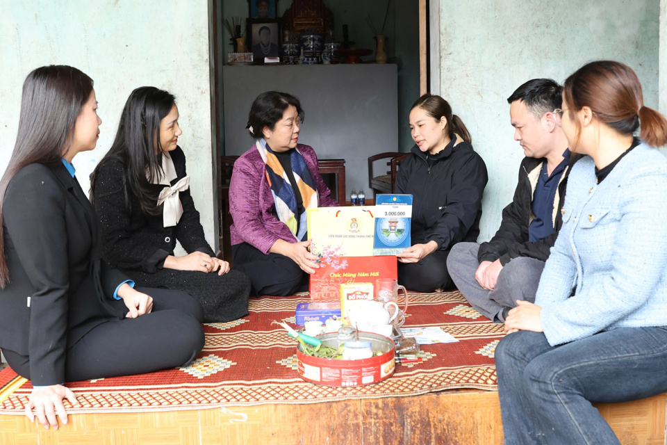 Ph&oacute; Chủ tịch LĐLĐ TP H&agrave; Nội Nguyễn Thị Thu Thủy thăm hỏi, tặng qu&agrave; cho đo&agrave;n vi&ecirc;n Nguyễn Thị Dương - Ảnh: Mai Qu&yacute;