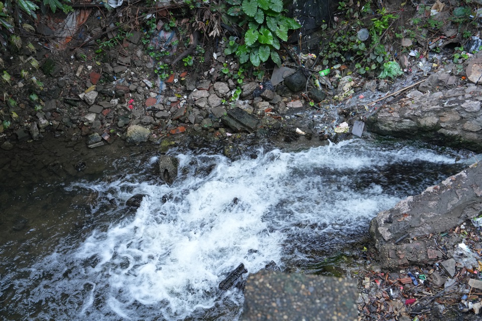 Hiện nay, nước thải sau xử l&yacute; từ Nh&agrave; m&aacute;y xử l&yacute; nước thải hồ T&acirc;y đang chảy v&agrave;o s&ocirc;ng Nhuệ qua cống Xu&acirc;n La.