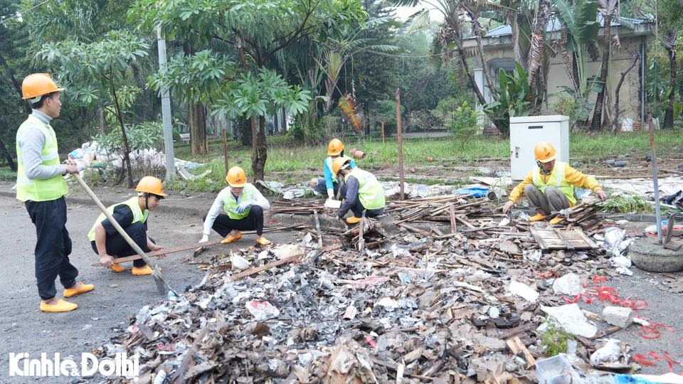 Lượng r&aacute;c được c&ocirc;ng nh&acirc;n tập trung thu gọn, vận chuyển đ&uacute;ng nơi quy định, đảm bảo an to&agrave;n vệ sinh m&ocirc;i trường.