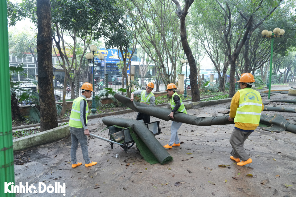 Dự &aacute;n cũng sẽ lắp bổ sung c&aacute;c thiết bị vui chơi (cầu li&ecirc;n ho&agrave;n, x&iacute;ch đu, lưới nhện, bộ vận động, nh&agrave; b&oacute;ng...) v&agrave; lắp bổ sung c&aacute;c thiết bị tập thể dục thể thao ngo&agrave;i trời. C&ocirc;ng nh&acirc;n thu dọn thảm cỏ tại khu A1 để tiến h&agrave;nh cải tạo.