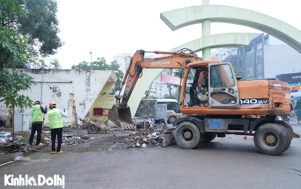 M&aacute;y m&oacute;c cũng được huy động để hỗ trợ việc thi c&ocirc;ng dọn dẹp ph&iacute;a cổng 4 của C&ocirc;ng vi&ecirc;n Cầu Giấy.