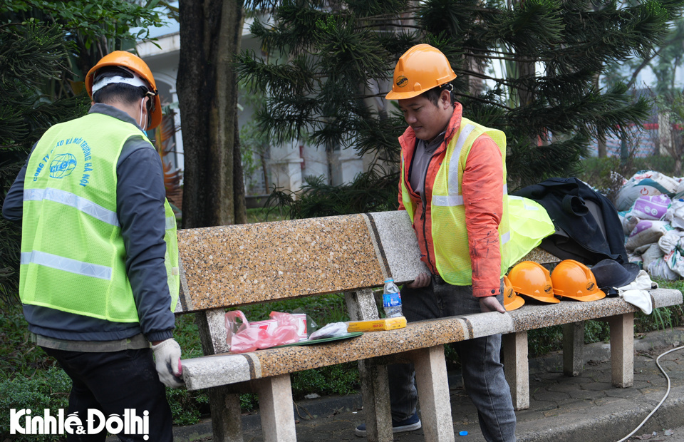 C&aacute;c ghế đ&aacute; được thay thế, x&acirc;y dựng th&ecirc;m nh&agrave; ch&ograve;i nghỉ, cải tạo s&acirc;n cỏ nh&acirc;n tạo, th&aacute;o dỡ h&agrave;ng r&agrave;o cũ thay mới xung quanh hồ&hellip;