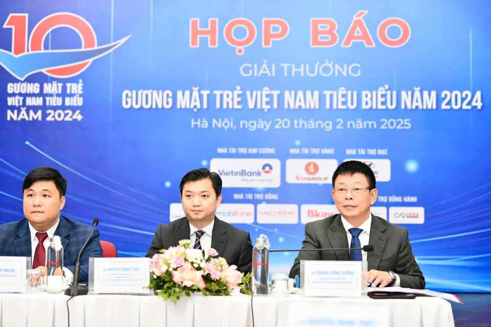 Đại diện Ban Tổ chức giải thưởng tại buổi họp b&aacute;o.