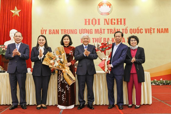 Ban Thường trực Ủy ban Trung ương Mặt trận Tổ quốc Việt Nam tặng hoa ch&uacute;c mừng 2 vị&nbsp;tham gia Ủy ban, Đo&agrave;n Chủ tịch Ủy ban Trung ương Mặt trận Tổ quốc Việt Nam kh&oacute;a X