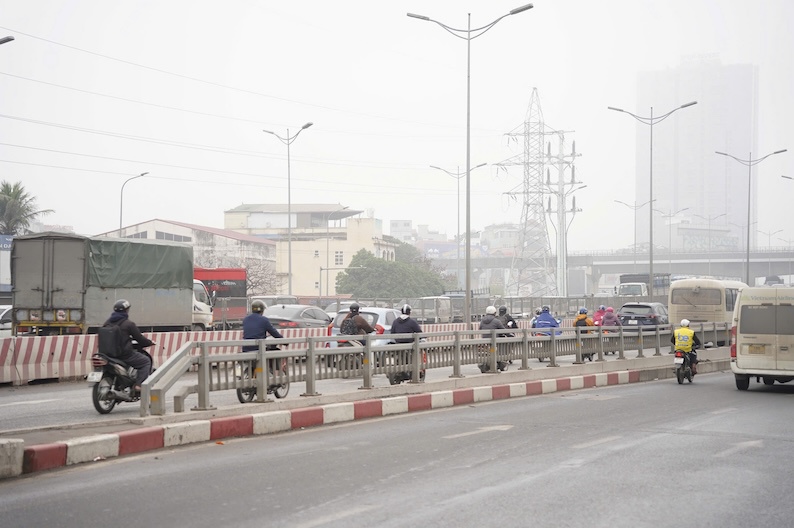 Với mức&nbsp;&ocirc; nhiễm kh&ocirc;ng kh&iacute;&nbsp;n&agrave;y, AQI khuyến c&aacute;o người d&acirc;n n&ecirc;n đeo khẩu trang khi đi ra ngo&agrave;i đường. Ngo&agrave;i ra, người d&acirc;n n&ecirc;n d&ugrave;ng m&aacute;y lọc kh&ocirc;ng kh&iacute;, hạn chế ra đường khi kh&ocirc;ng cần thiết...