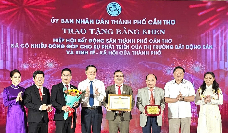 &Ocirc;ng Dương Tấn Hiển - Ph&oacute; Chủ tịch Thường trực UBND TP Cần Thơ tặng Bằng khen cho Hiệp hội BĐS Cần Thơ v&agrave; c&aacute; nh&acirc;n &ocirc;ng Dương Quốc Thủy. Ảnh Hồng Lĩnh