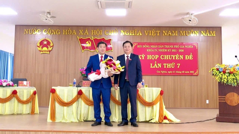 &Ocirc;ng V&otilde; Phạm Xu&acirc;n L&acirc;m &ndash; UVBTV Tỉnh ủy Đắk N&ocirc;ng, B&iacute; thư Th&agrave;nh ủy, Chủ tịch HĐND TP. Gia Nghĩa tặng hoa ch&uacute;c mừng t&acirc;n Chủ tịch UBND TP. Gia Nghĩa &ocirc;ng Ng&ocirc; Đức Trọng.