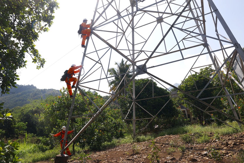 C&ocirc;ng nh&acirc;n Truyền tải điện Bảo Lộc (L&acirc;m Đồng) kiểm tra DZ 220kV Bảo Lộc - Sông Mây. Ảnh: Ho&agrave;ng Anh