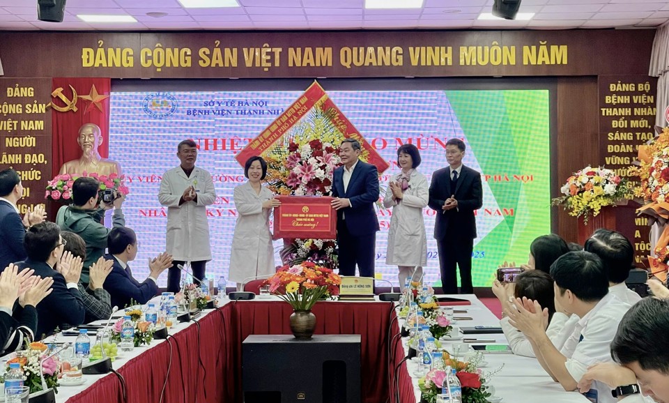 L&atilde;nh đạo TP H&agrave; Nội ch&uacute;c mừng Bệnh viện Thanh Nh&agrave;n.