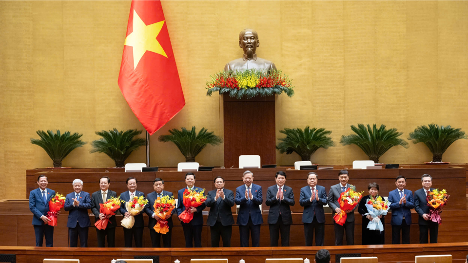 Tổng B&iacute; thư T&ocirc; L&acirc;m, Chủ tịch nước Lương Cường, Thủ tướng Ch&iacute;nh phủ Phạm Minh Ch&iacute;nh, Chủ tịch Quốc hội Trần Thanh Mẫn ch&uacute;c mừng c&aacute;c chức danh mới được bầu, ph&ecirc; chuẩn v&agrave; miễn nhiệm. Ảnh: Quochoi.vn