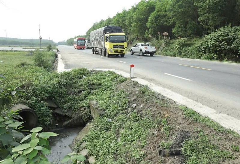 Việc xuất hiện th&ecirc;m đoạn"đường cụt" tr&ecirc;n rất dễ xảy ra tai nạn giao th&ocirc;ng, nhất l&agrave; trong đ&ecirc;m tối