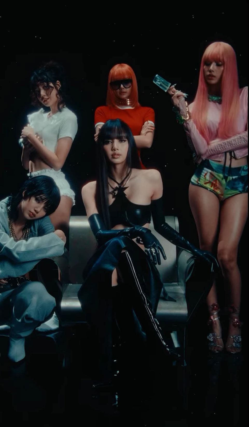 Lisa hợp t&aacute;c với loạt ng&ocirc;i sao của Mỹ v&agrave; Anh quốc như:&nbsp;Megan thee stallion, TYLA, Rosal&iacute;a, Future, Doja Cat, Raye. Danh s&aacute;ch ca kh&uacute;c trong&nbsp;&ldquo;Alter ego&rdquo; vừa được nữ ca sĩ tiết lộ gồm: Born again ft. Doja Cat &amp; Raye; Rockstar; Elastigirl, Thunder, New woman ft. Rosal&iacute;a, Fxck up the world ft. Future, Rapunzel ft. Megan Thee Stallion; Moonlit floor; When i'm with you ft. Tyla; Badgrrrl; Lifestyle, Chill, Dream...