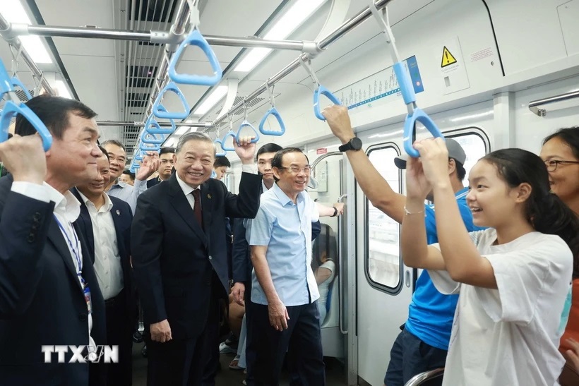 Tổng B&iacute; thư T&ocirc; L&acirc;m đi t&agrave;u Metro số 1 Th&agrave;nh phố Hồ Ch&iacute; Minh v&agrave; tr&ograve; chuyện với người d&acirc;n. (Ảnh: Thống Nhất/TTXVN)