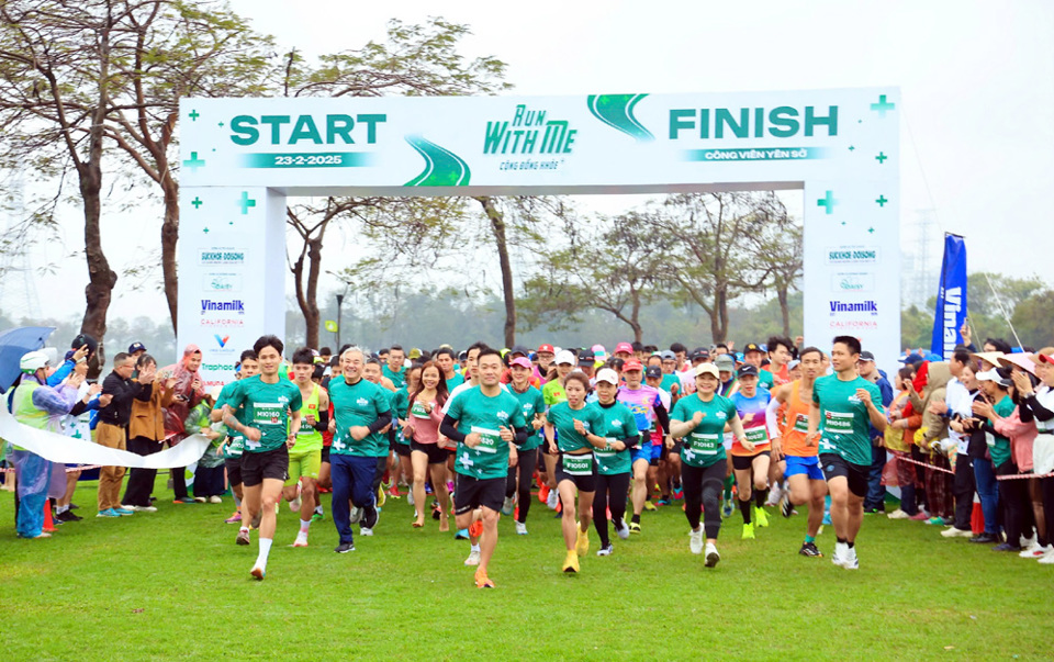 Giải chạy &ldquo;Run with me - Cộng đồng khỏe&rdquo; thu h&uacute;t&nbsp;hơn 1.000 người tham gia.