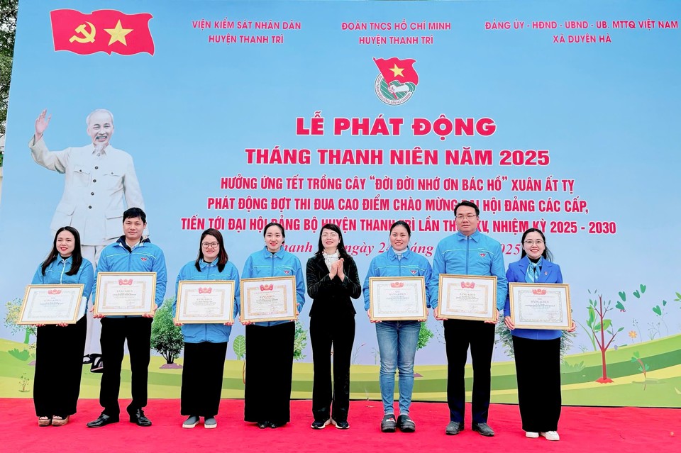 Trưởng ban D&acirc;n vận Huyện ủy Thanh Tr&igrave; Nguyễn Thị Thu Huyền trao Giấy khen cho c&aacute;c tập thể, c&aacute; nh&acirc;n c&oacute; th&agrave;nh t&iacute;ch xuất sắc.