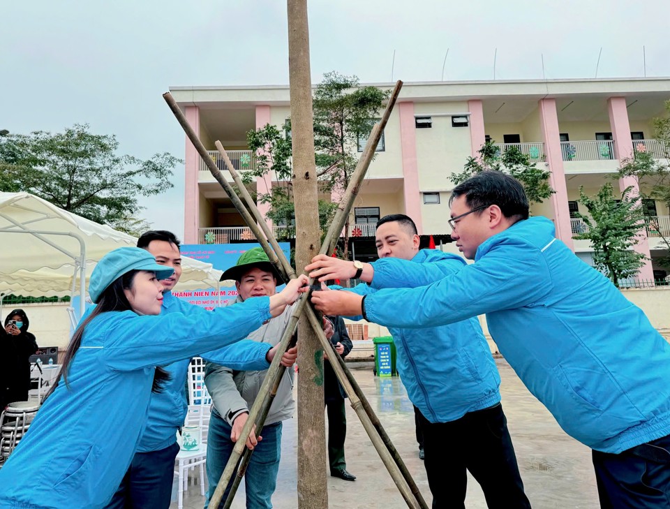 C&aacute;c đại biểu tham gia trồng c&acirc;y hưởng ứng Tết trồng c&acirc;y "Đời đời nhớ ơn B&aacute;c Hồ" Xu&acirc;n Ất Tỵ.