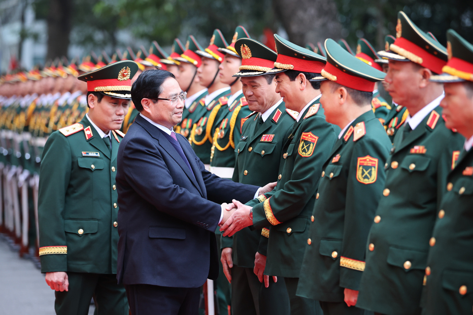 Thủ tướng Phạm Minh Ch&iacute;nh tới thăm, động vi&ecirc;n đội ngũ c&aacute;n bộ, b&aacute;c sĩ, chiến sĩ, nh&acirc;n vi&ecirc;n y tế, người lao động của Học viện Qu&acirc;n y - Ảnh: VGP/Nhật Bắc &nbsp;