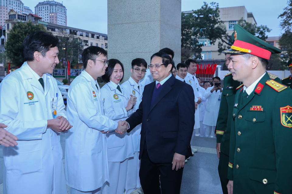 Thủ tướng Phạm Minh Ch&iacute;nh tới thăm, động vi&ecirc;n đội ngũ c&aacute;n bộ, b&aacute;c sĩ, chiến sĩ, nh&acirc;n vi&ecirc;n y tế, người lao động của Bệnh viện 103 - Ảnh: VGP/Nhật Bắc &nbsp;