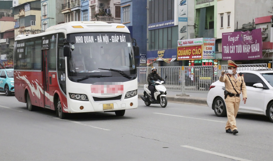 CSGT tăng cường tuần tra, kiểm so&aacute;t hoạt động của xe kinh doanh vận tải nhằm kiềm chế tai nạn.