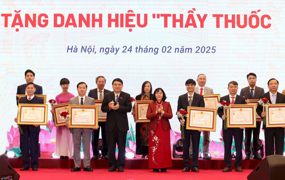 19 c&aacute; nh&acirc;n được trao danh hiệu Thầy thuốc ưu t&uacute;.