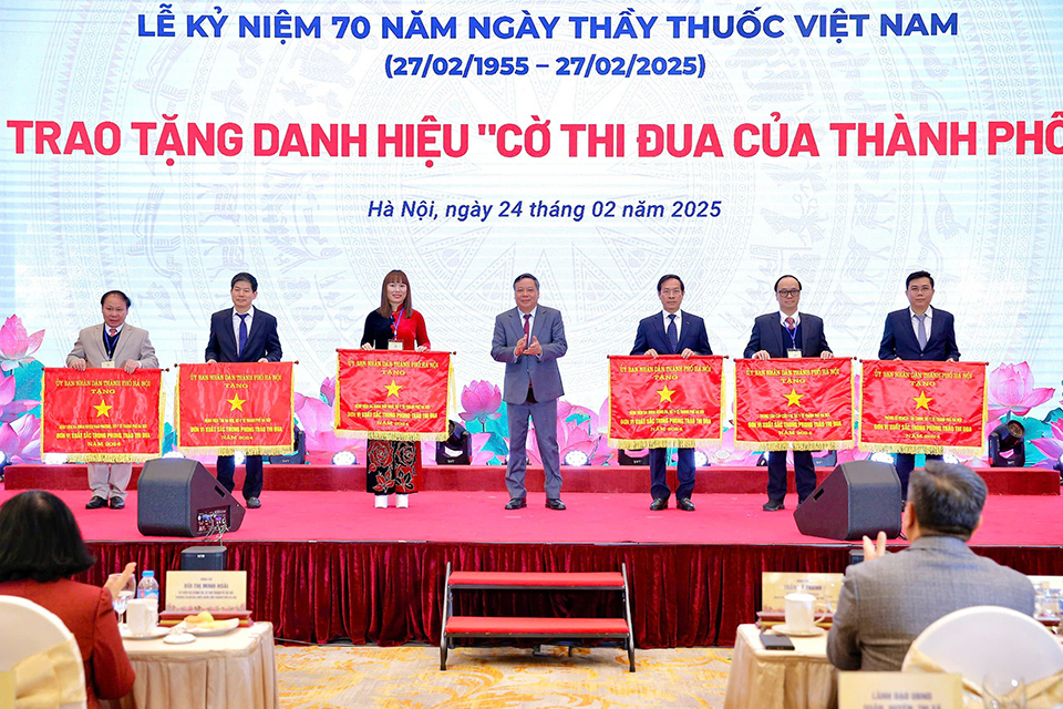 Ph&oacute; B&iacute; thư Thường trực Th&agrave;nh ủy H&agrave; Nội Nguyễn Văn Phong trao&nbsp;Cờ thi đua xuất sắc của UBND TP cho 6&nbsp; đơn vị.