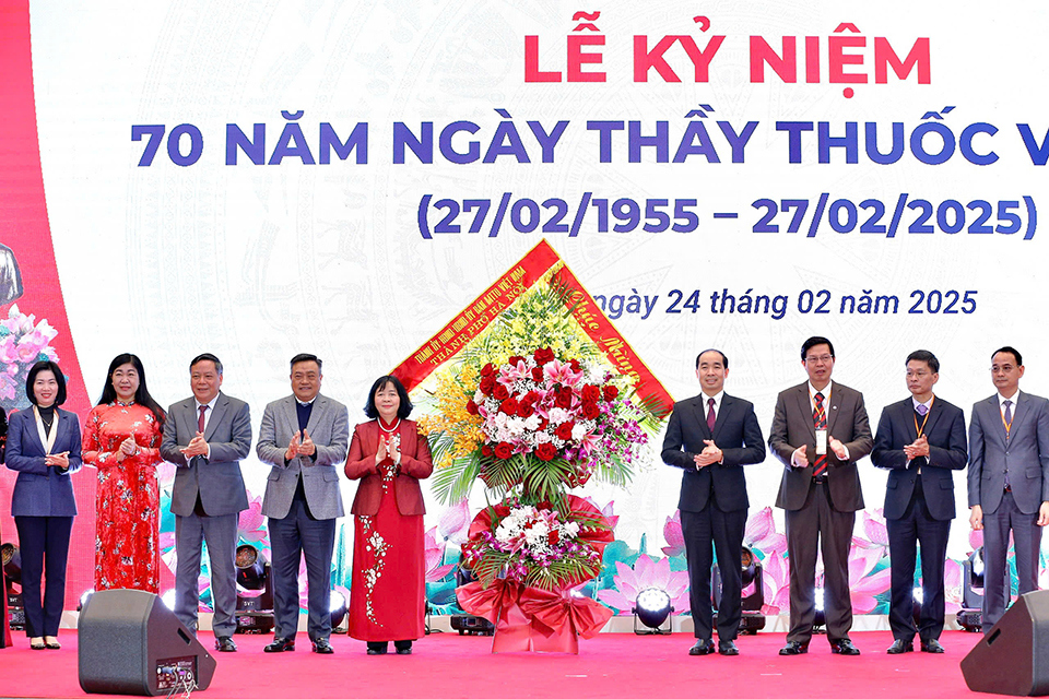 L&atilde;nh đạo Th&agrave;nh ủy, HĐND, UBND, Ủy ban MTTQ TP H&agrave; Nội tặng hoa ch&uacute;c mừng ng&agrave;nh y tế Thủ đ&ocirc; nh&acirc;n dịp kỷ niệm 70 năm Ng&agrave;y Thầy thuốc Việt Nam.