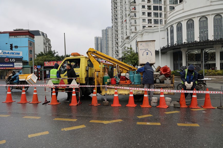 Ban Duy tu c&aacute;c c&ocirc;ng tr&igrave;nh hạ tầng giao th&ocirc;ng H&agrave; Nội sẽ tiếp tục phối hợp với lực lượng chức năng hướng dẫn ph&acirc;n luồng giao th&ocirc;ng v&agrave; theo d&otilde;i để c&oacute; những điều chỉnh sao cho hợp l&yacute; nhất.