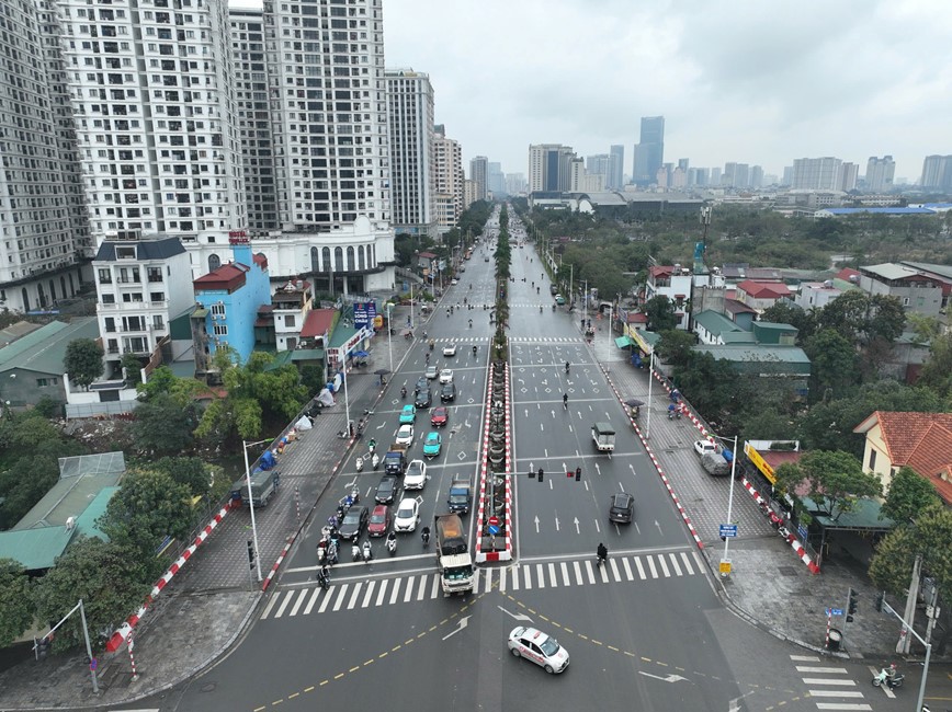 Tr&ecirc;n tuyến đường th&ocirc;ng tho&aacute;ng cả hai chiều v&agrave;o giờ cao điểm.