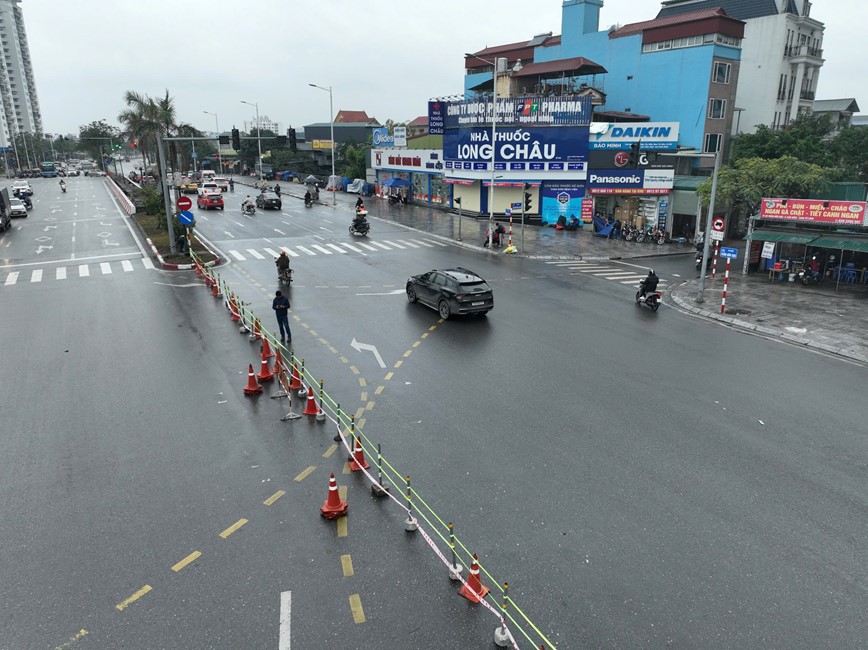 Tuyến đường Trần Hữu Dực v&agrave; Trịnh Văn B&ocirc; được kết nối với nhau bằng cầu vượt Xu&acirc;n Phương, hai đầu cầu giao với đường Nguyễn Văn Gi&aacute;p v&agrave; đường Ph&uacute;c Diễn.