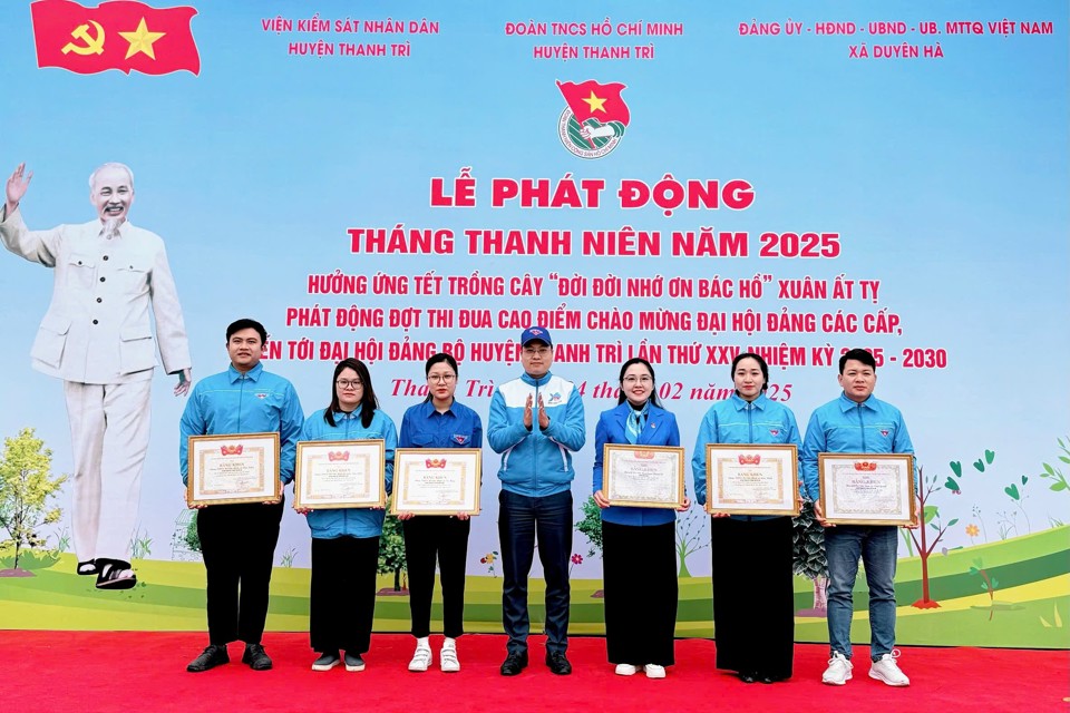 Ph&oacute; B&iacute; thư Th&agrave;nh Đo&agrave;n H&agrave; Nội Trần Quang Hưng trao Giấy khen cho c&aacute;c tập thể, c&aacute; nh&acirc;n c&oacute; th&agrave;nh t&iacute;ch xuất sắc.