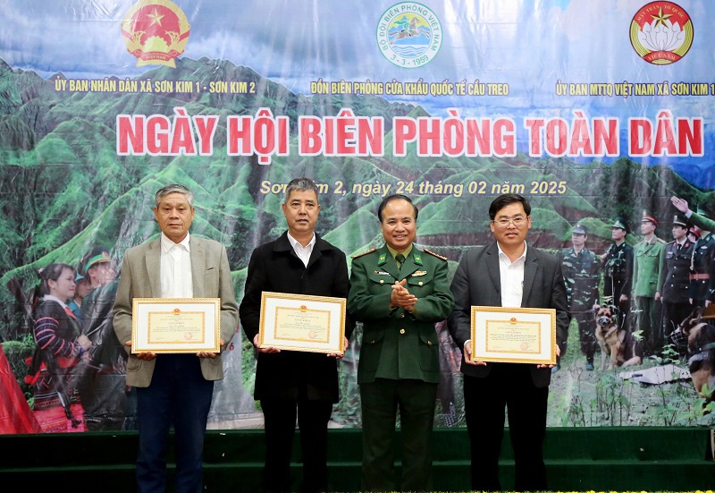 Khen thưởng cho c&aacute;c tập thể, c&aacute; nh&acirc;n c&oacute; nhiều đ&oacute;ng g&oacute;p trong phong tr&agrave;o thi đua bảo vệ chủ quyền an ninh bi&ecirc;n giới